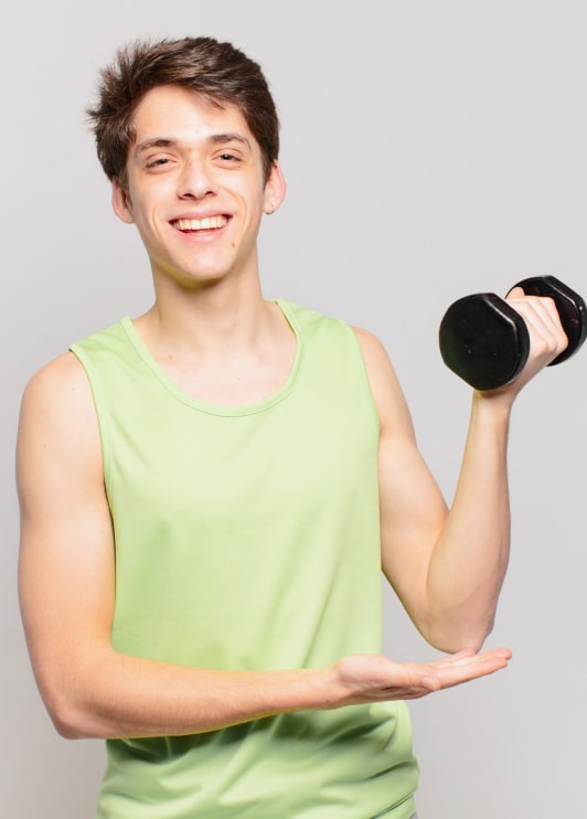 Мужчина с гантелей