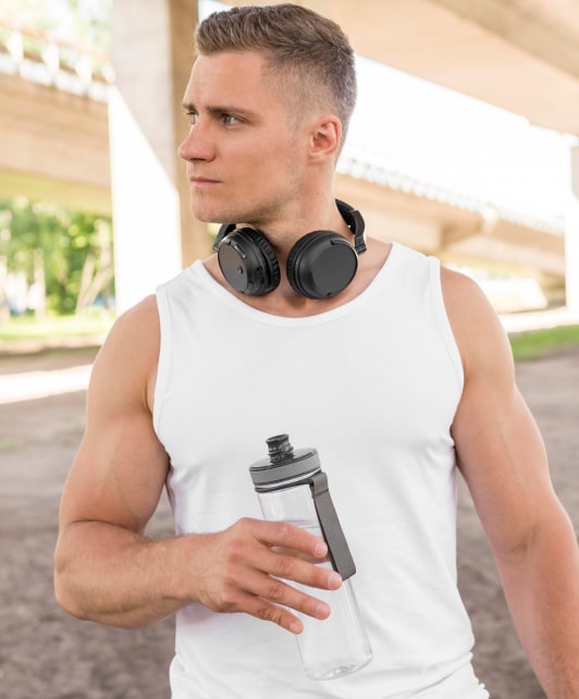 Мужчина спортсмен с бутылкой воды