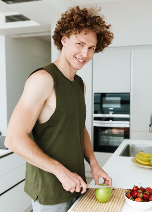 Мужчина, готовящий завтрак